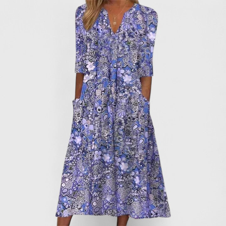 Robe d'été élégante Queenie de Danoir Paris, en tissu rouge avec coupe fluide et détails raffinés, portée sur mannequin.