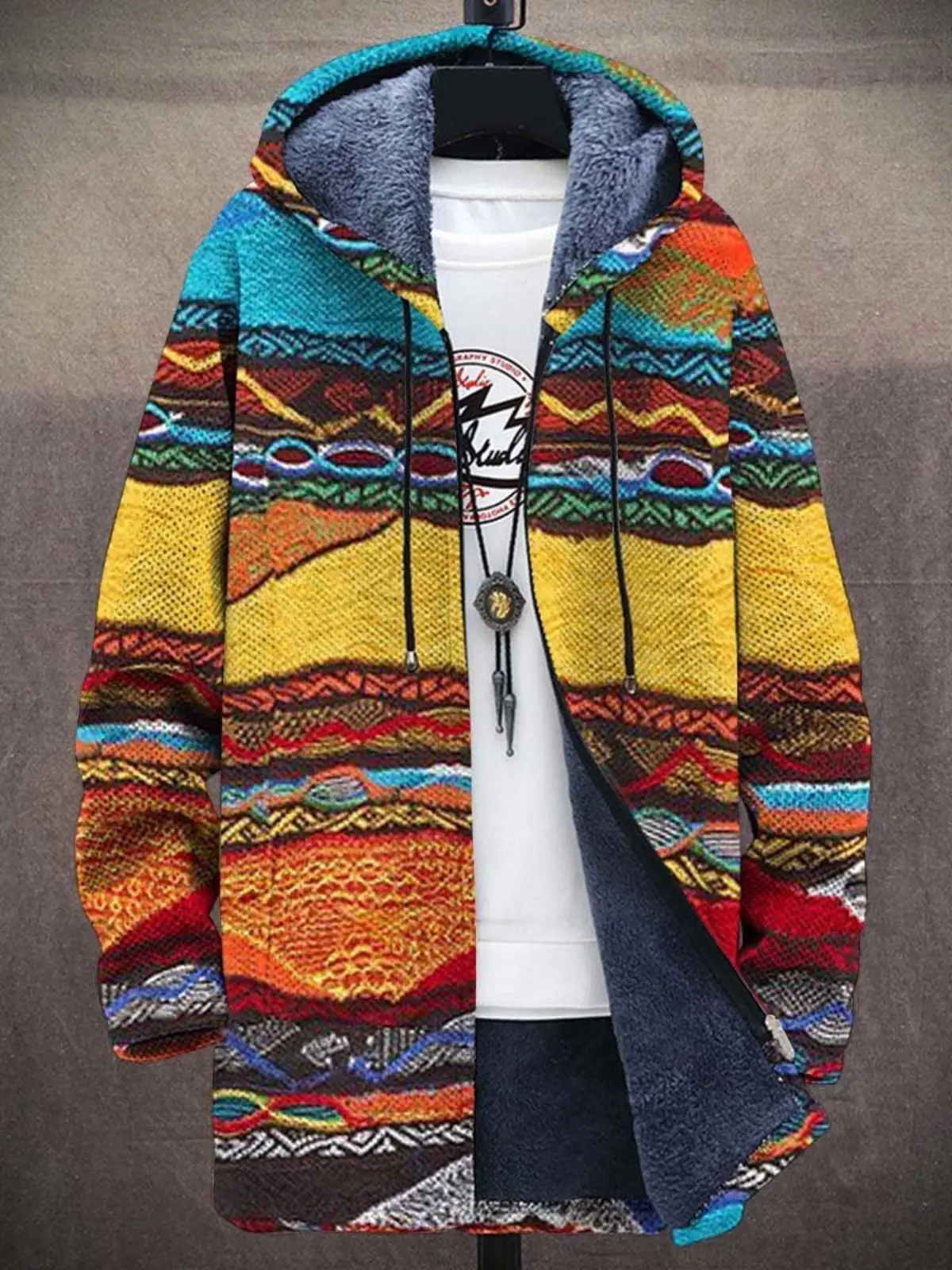 Cardigan de luxe Jindalee de Danoir Paris avec motifs artistiques, style rétro et détails élégants, en laine fine.