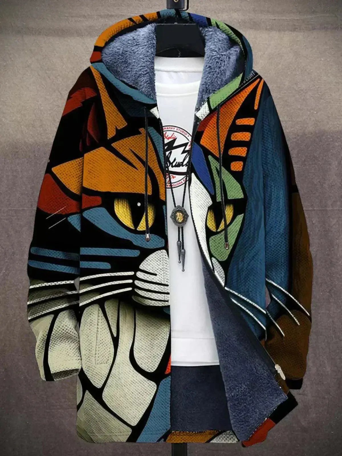 Cardigan de luxe Jindalee Danoir Paris inspiré par l'art, avec détails colorés et motifs artistiques visibles en image.