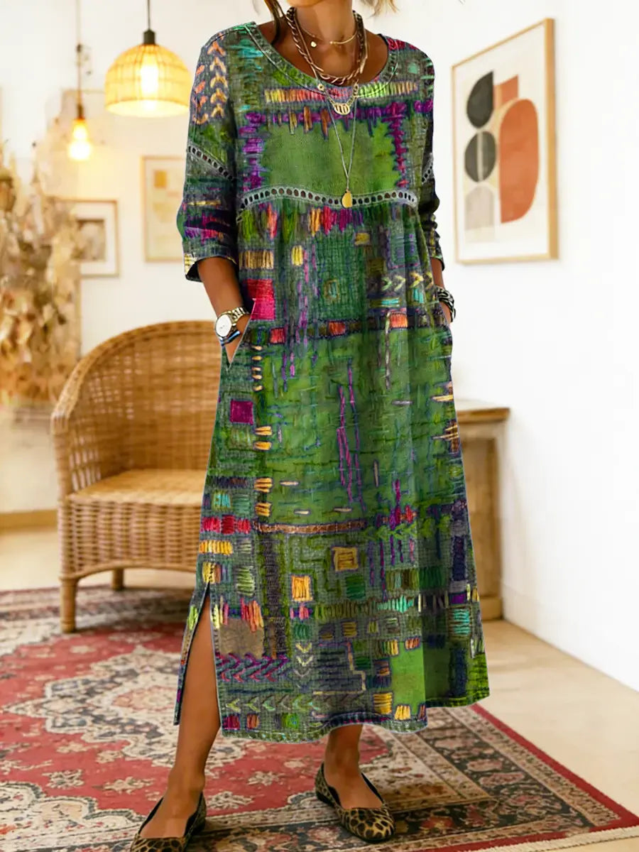 Robe en denim Manuela de Danoir Paris avec patchwork ethnique, rouge, coupe courte et détails colorés visibles sur l'image.