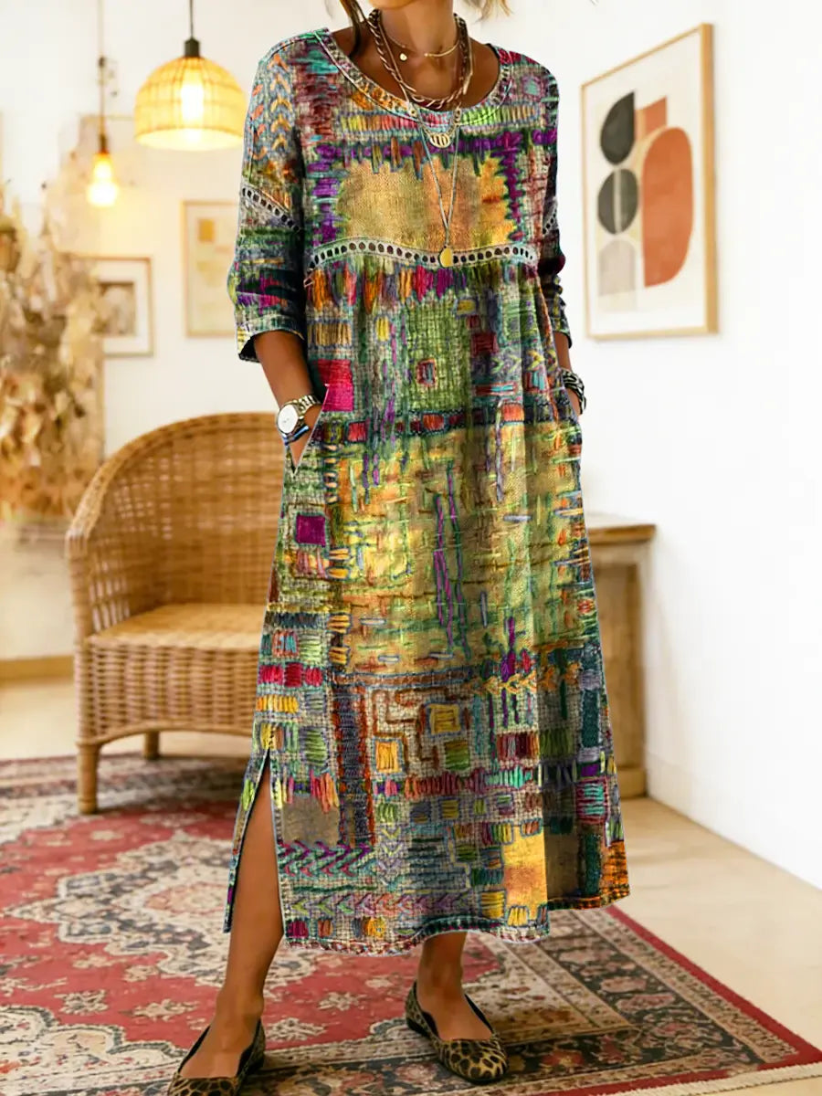 Vêtement féminin Manuela de Danoir Paris, robe en denim rouge avec patchwork ethnique et détails tendance.