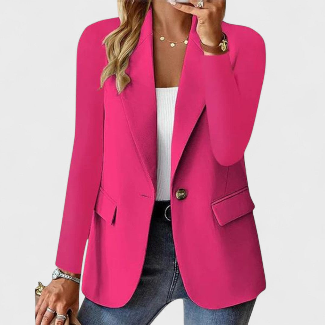 Veste élégante Amber de Danoir Paris en tissu rose, vue en gros plan avec détails de la couture et du col.
