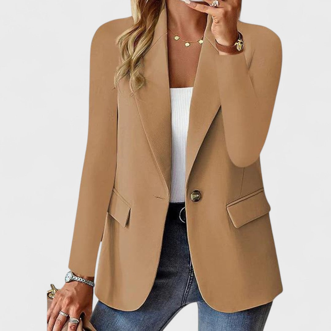 Veste élégante Amber de Danoir Paris en tissu rose, vue de face avec détails de couture raffinés.