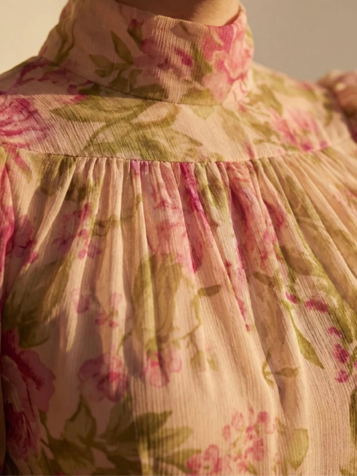 Robe longue Fiora Danoir Paris avec imprimé vintage de roses, manches bouffantes et style élégant.