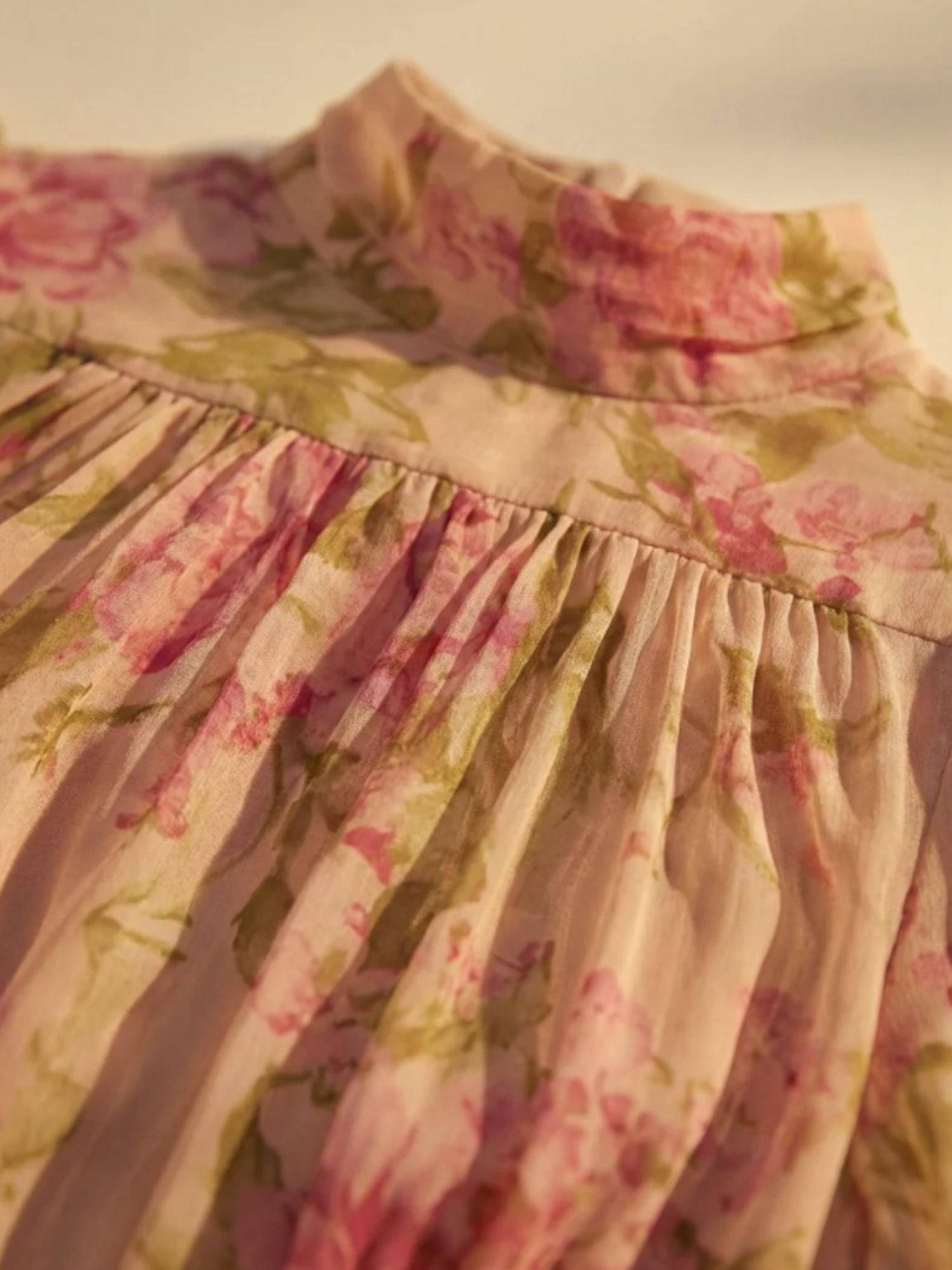 Robe longue Fiora Danoir Paris avec imprimé vintage de roses, manches bouffantes, style élégant et romantique.