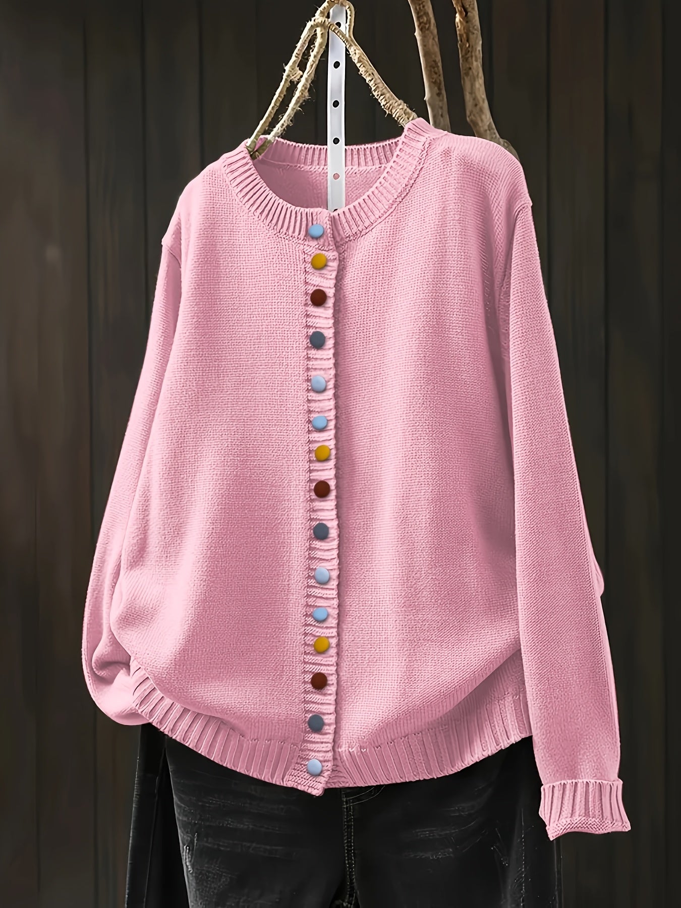 Gilet élégant et confortable Danoir Paris Karita en rose, porté, avec détails en tissu doux et finition soignée.