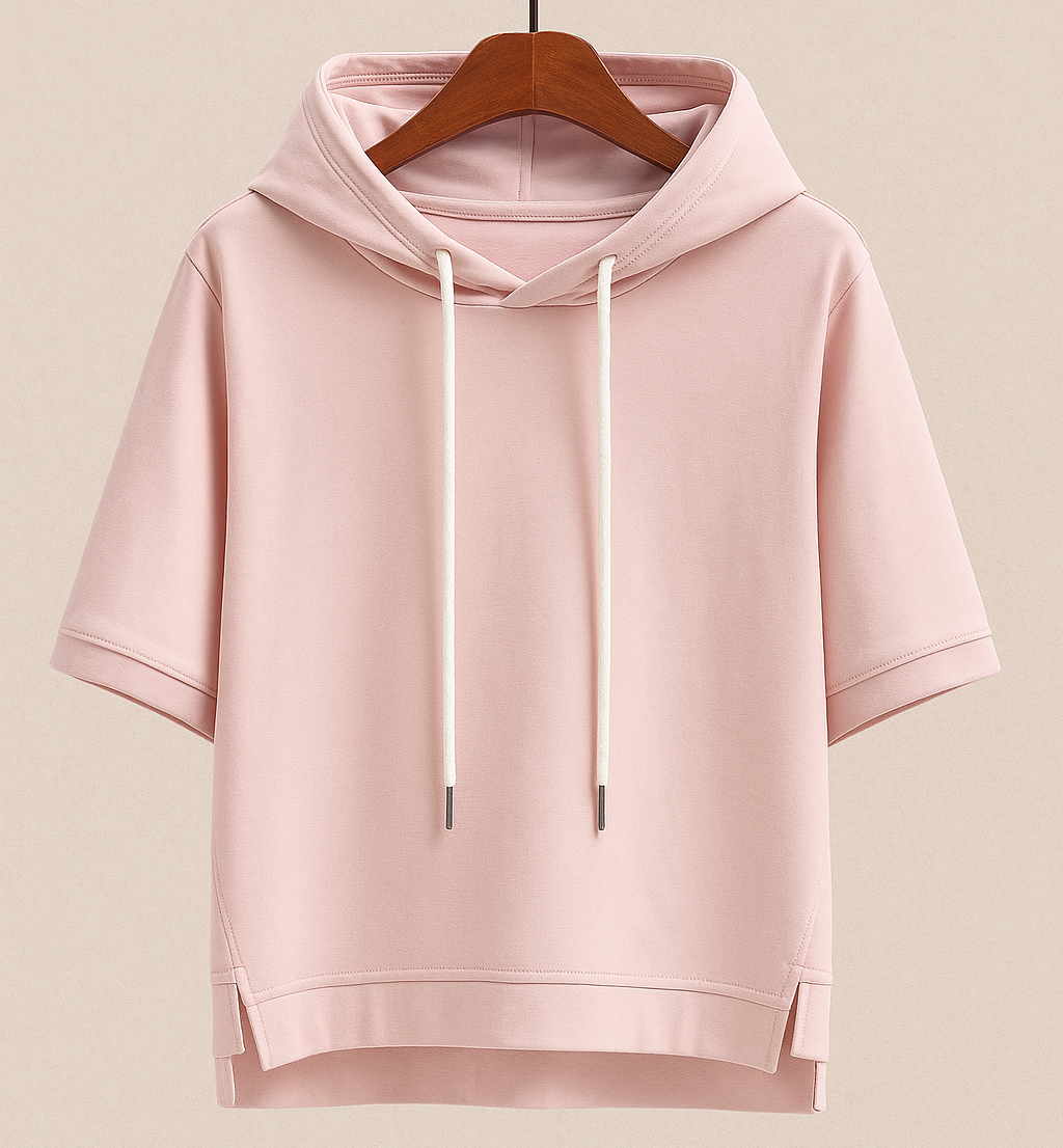 Sweat à capuche Alison de Danoir Paris en rose avec manches courtes, décontracté et confortable.