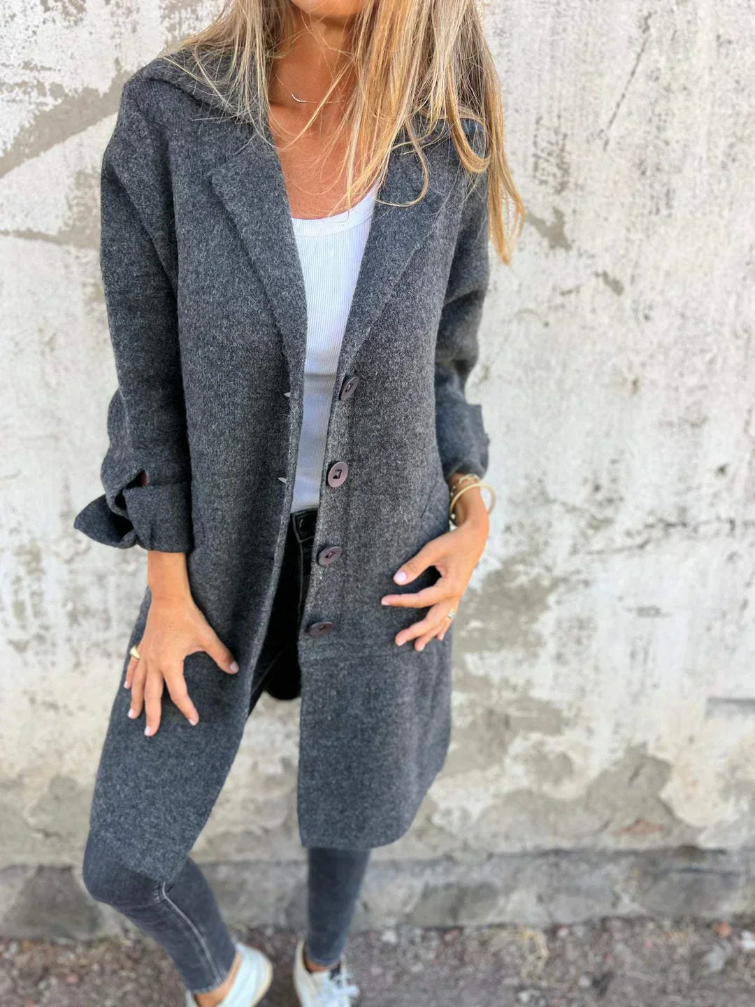 Manteau chic minimaliste Audrey de Danoir Paris en rose, élégant et épuré, idéal pour un style sophistiqué.
