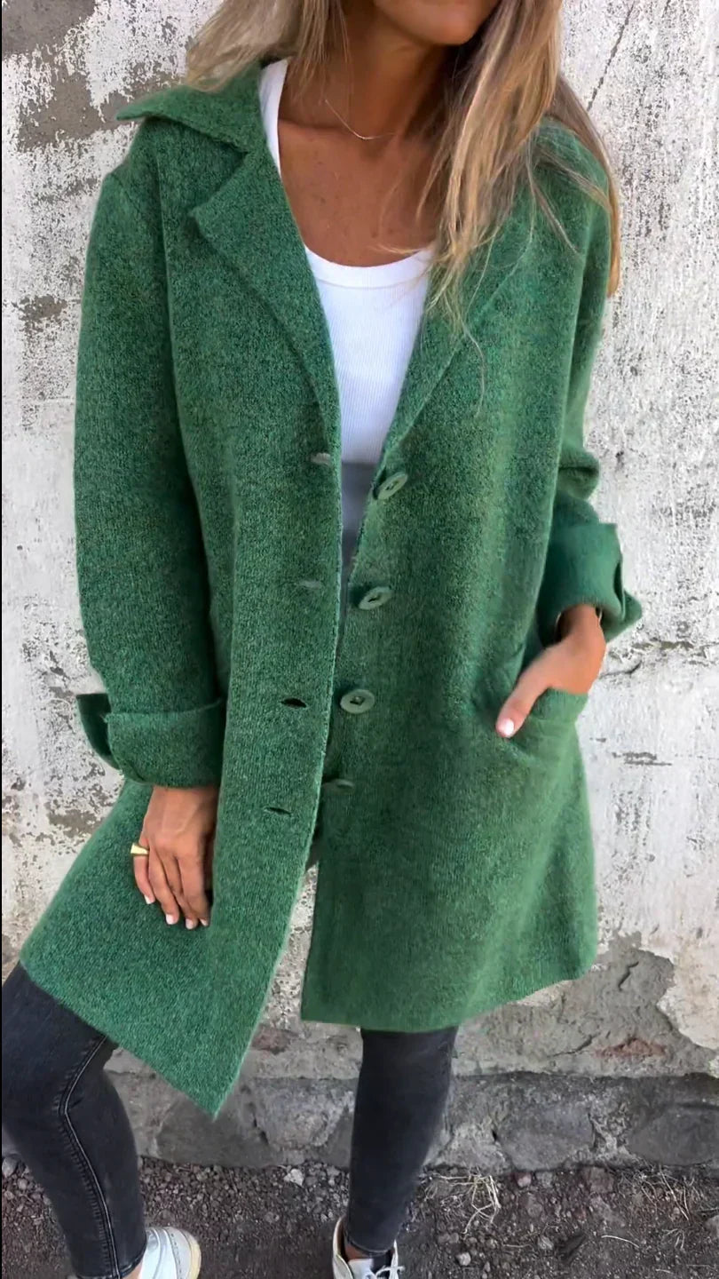 Manteau chic minimaliste Audrey de Danoir Paris en tissu rose, élégant et simple, affiché sur un mannequin.
