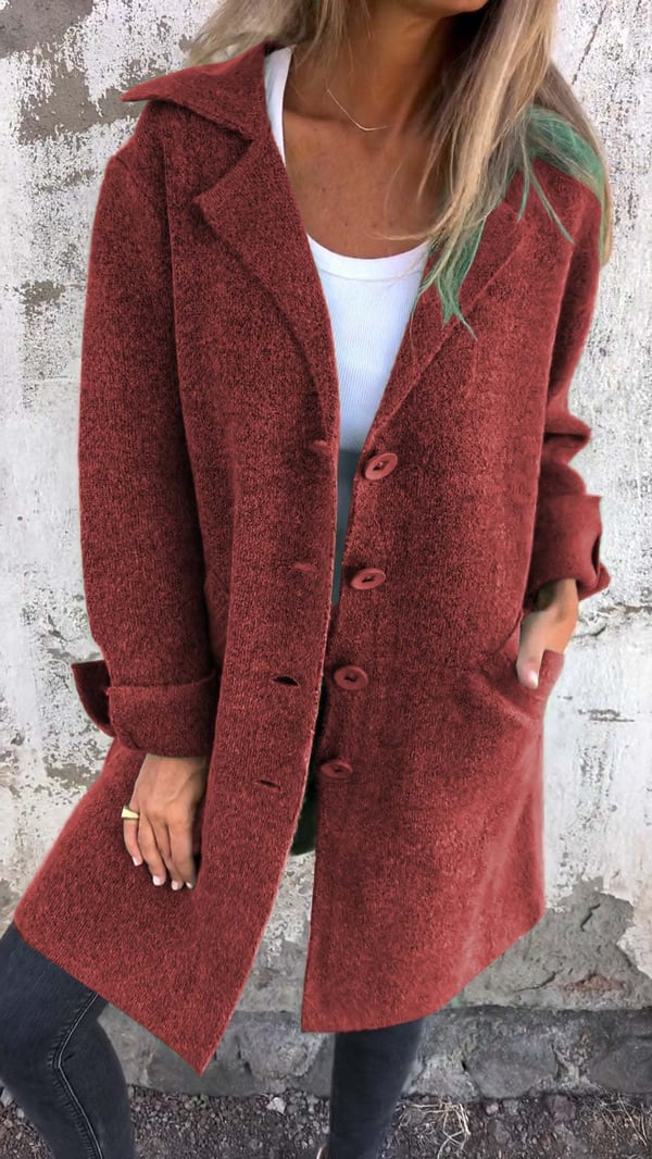 Manteau chic minimaliste Audrey de Danoir Paris en tissu rose, élégant et moderne, porté sur un mannequin.