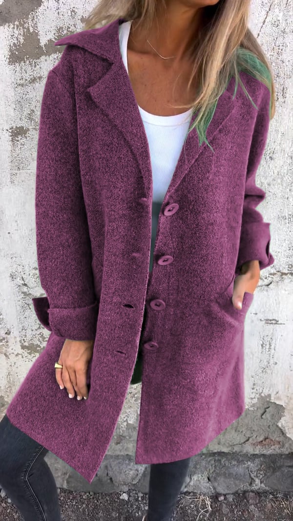 Manteau chic minimaliste Audrey de Danoir Paris en rose, élégant et moderne, porté sur un fond neutre.