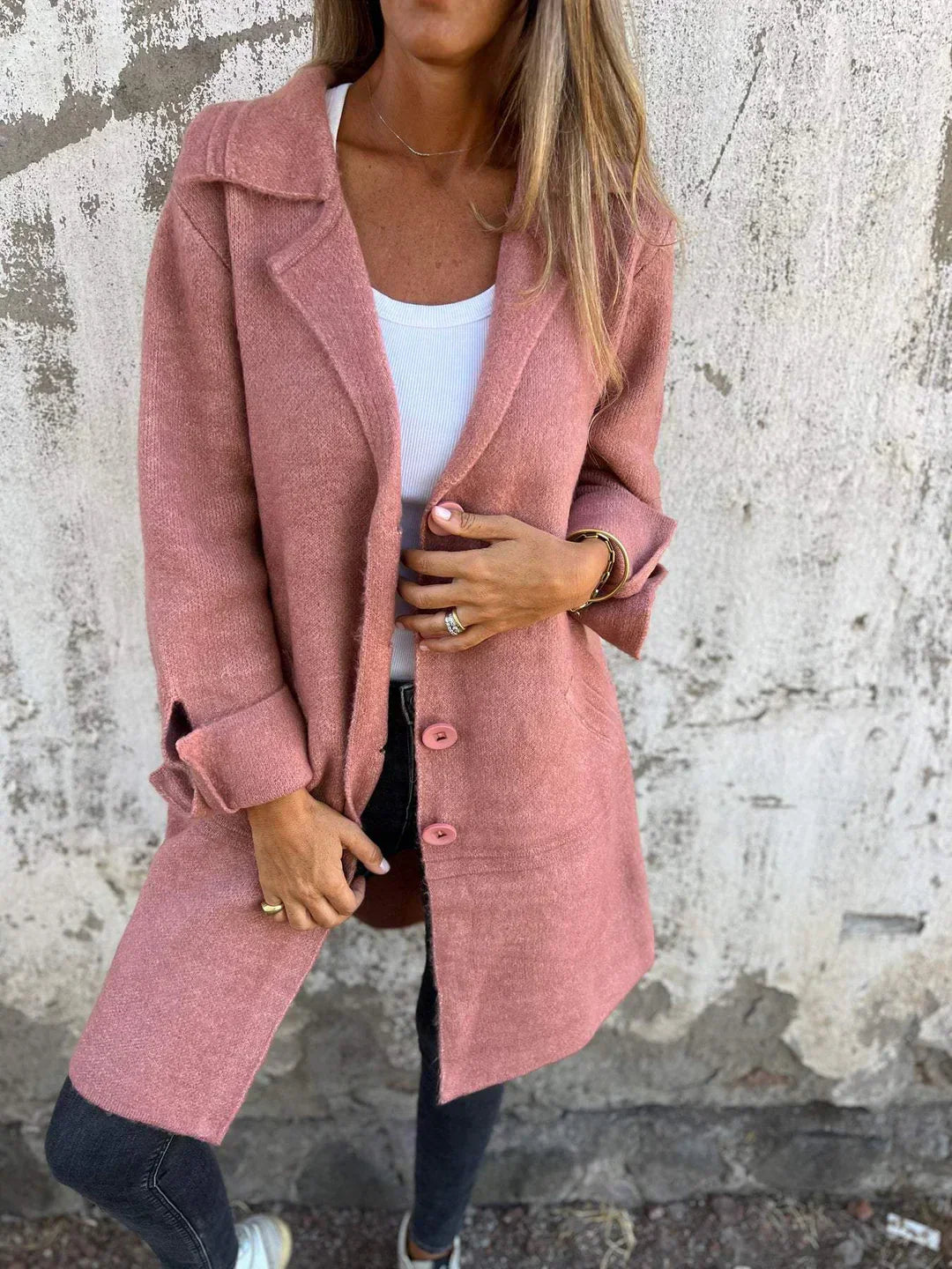 Manteau chic minimaliste Audrey de Danoir Paris en tissu rose, élégance simple et moderne, porté en extérieur.
