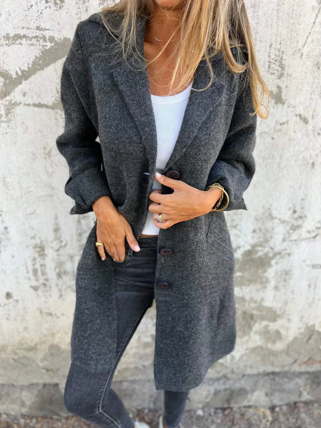Manteau chic minimaliste Audrey de Danoir Paris, coupe élégante en tissu rose avec col et boutons sophistiqués.