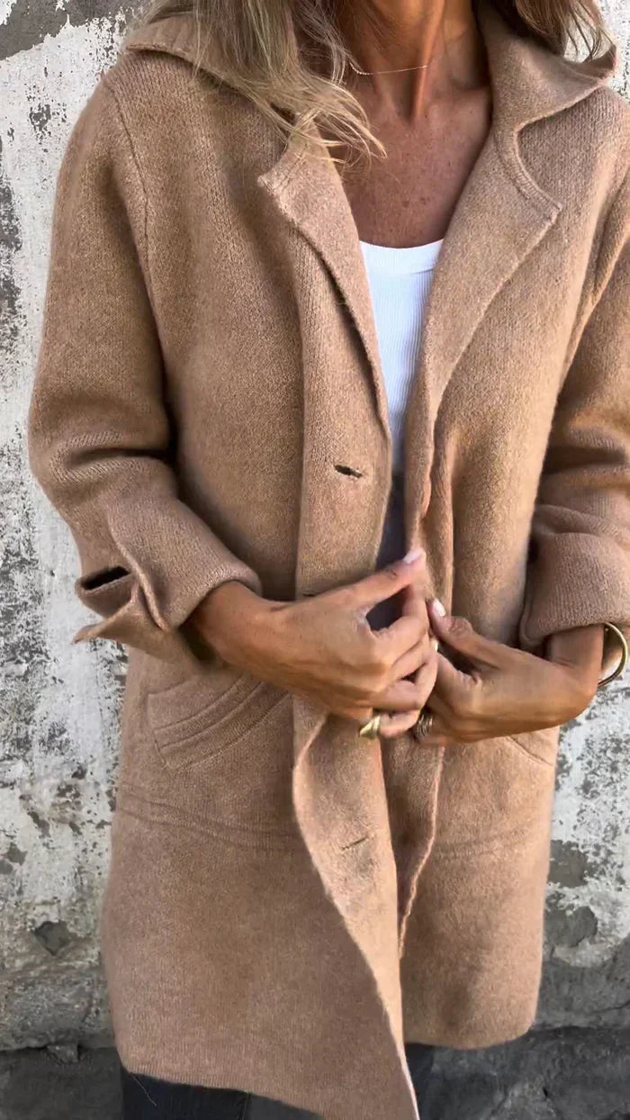 Manteau chic minimaliste Audrey de Danoir Paris en tissu rose, élégant et épuré, porté sur un fond neutre.