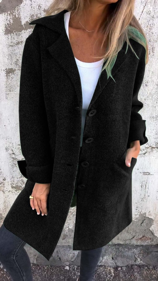 Manteau chic minimaliste Audrey de Danoir Paris en tissu rose avec col élégant et coupe épurée, vue de face.