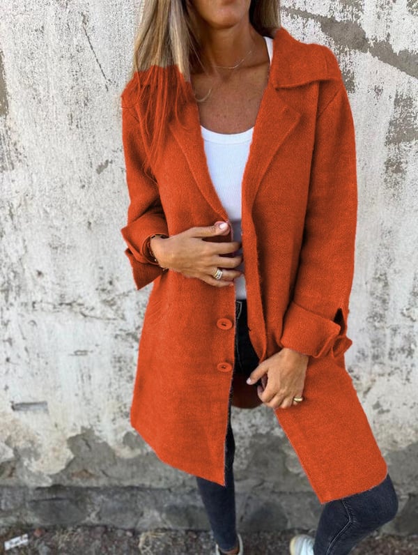 Manteau chic minimaliste Audrey de Danoir Paris en tissu rose, style élégant et épuré, porté sur un mannequin.