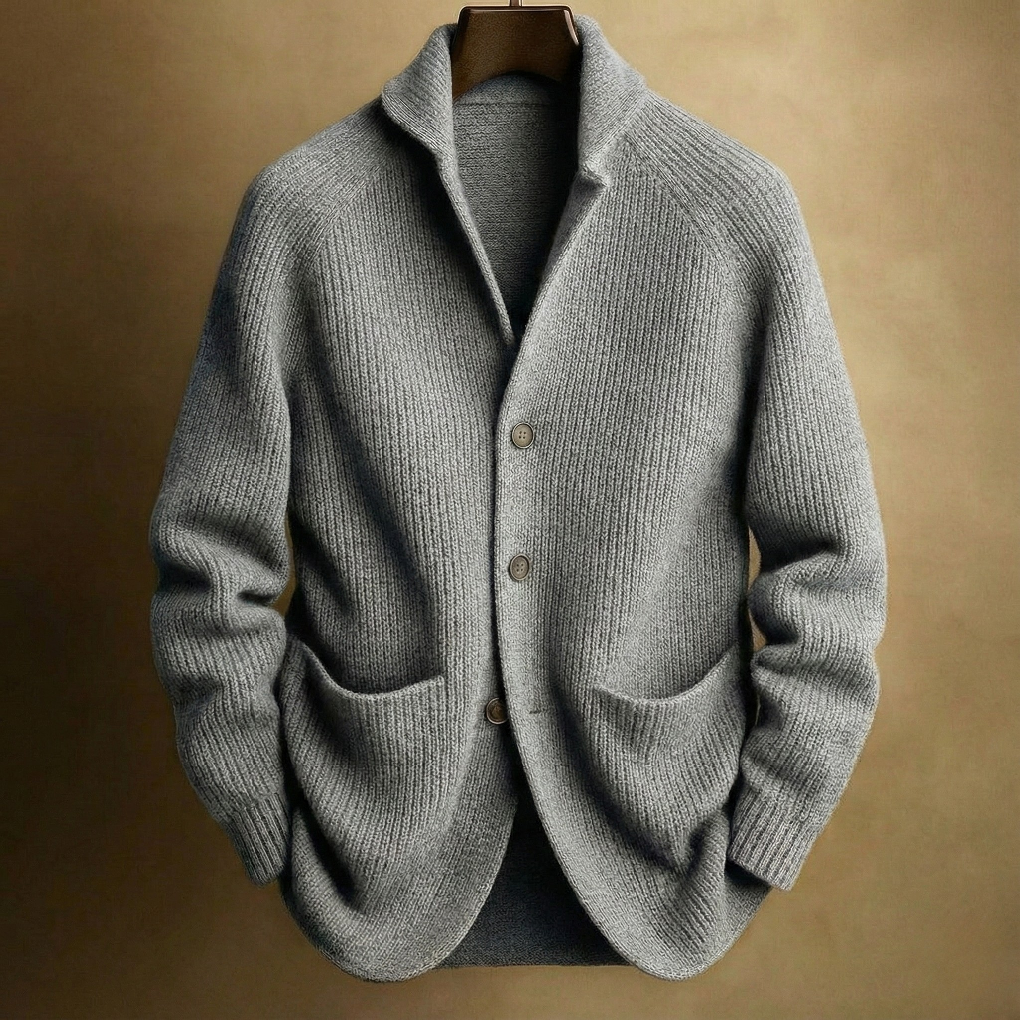 Cardigan pour homme en laine côtelée Danoir Paris, couleur rose, avec col en V et boutons.
