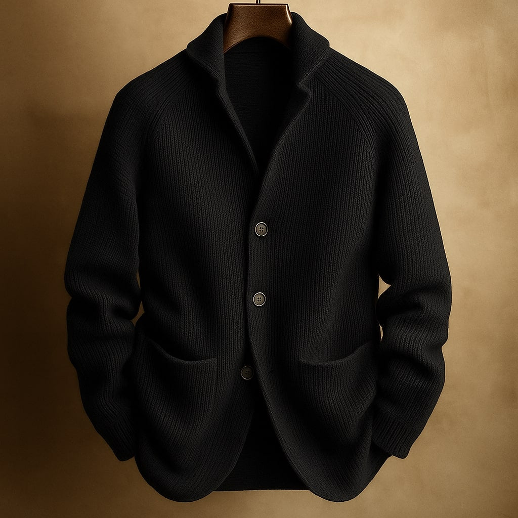 Cardigan pour homme en laine côtelée Danoir Paris, coupe classique rouge, détail côtelé sur les manches et le col.