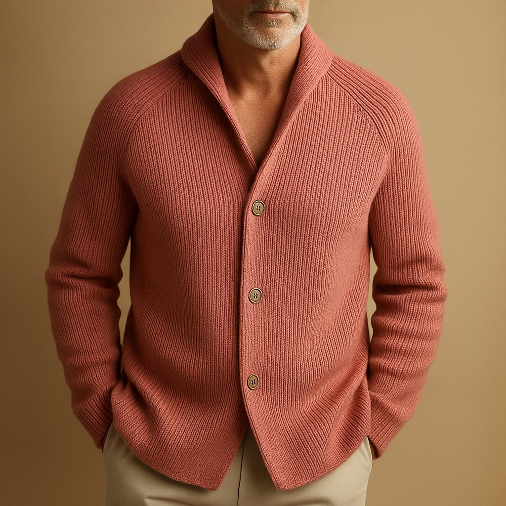 Cardigan pour homme en laine côtelée Danoir Paris, couleur rose, détail de la texture côtelée, style élégant et confortable