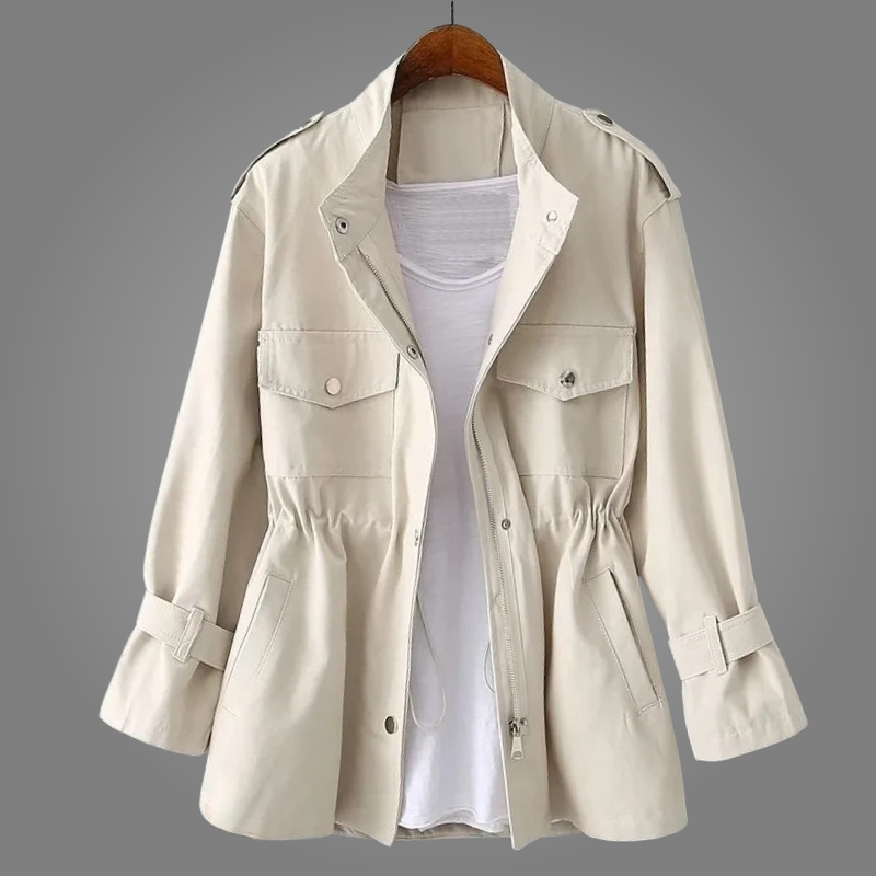 Manteau élégant en laine Danoir Paris Elka Rose, coupe raffinée et tissu chaud, porté avec accessoires fashion.