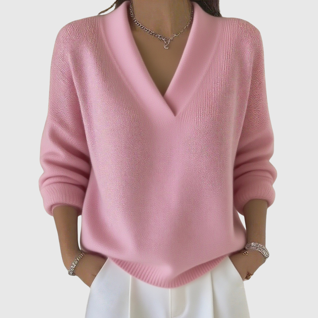 Pull à col V doux Faye de Danoir Paris, coupe décontractée, en tissu rose confortable, porté pour un look casual et élégant.
