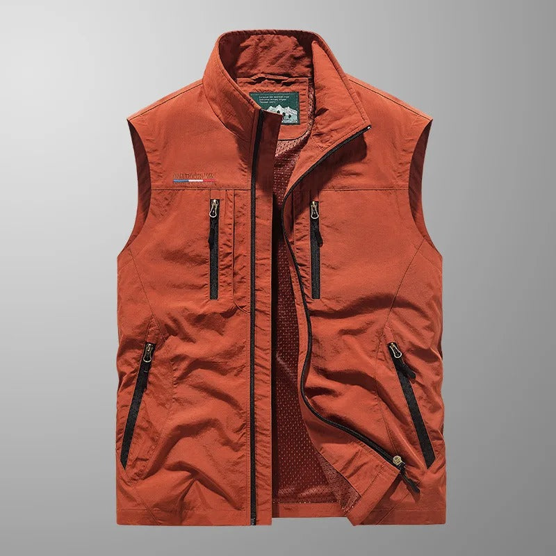 Gilet Vincent de Danoir Paris en rouge, porté, avec col cheminée et fermeture à boutons pour homme élégante.