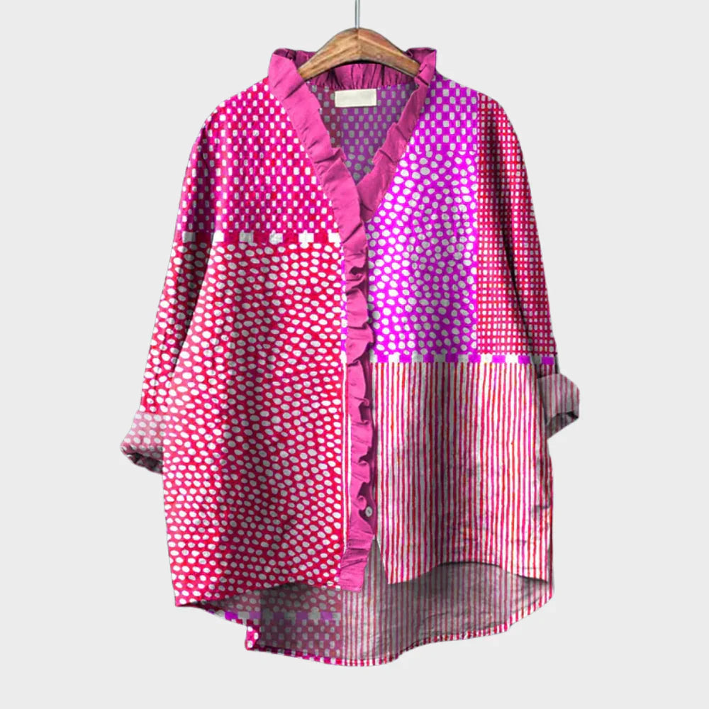 Blouse d'été élégante Cassandra de Danoir Paris en tissu rouge et violet, portée avec manches courtes et style sophistiqué.