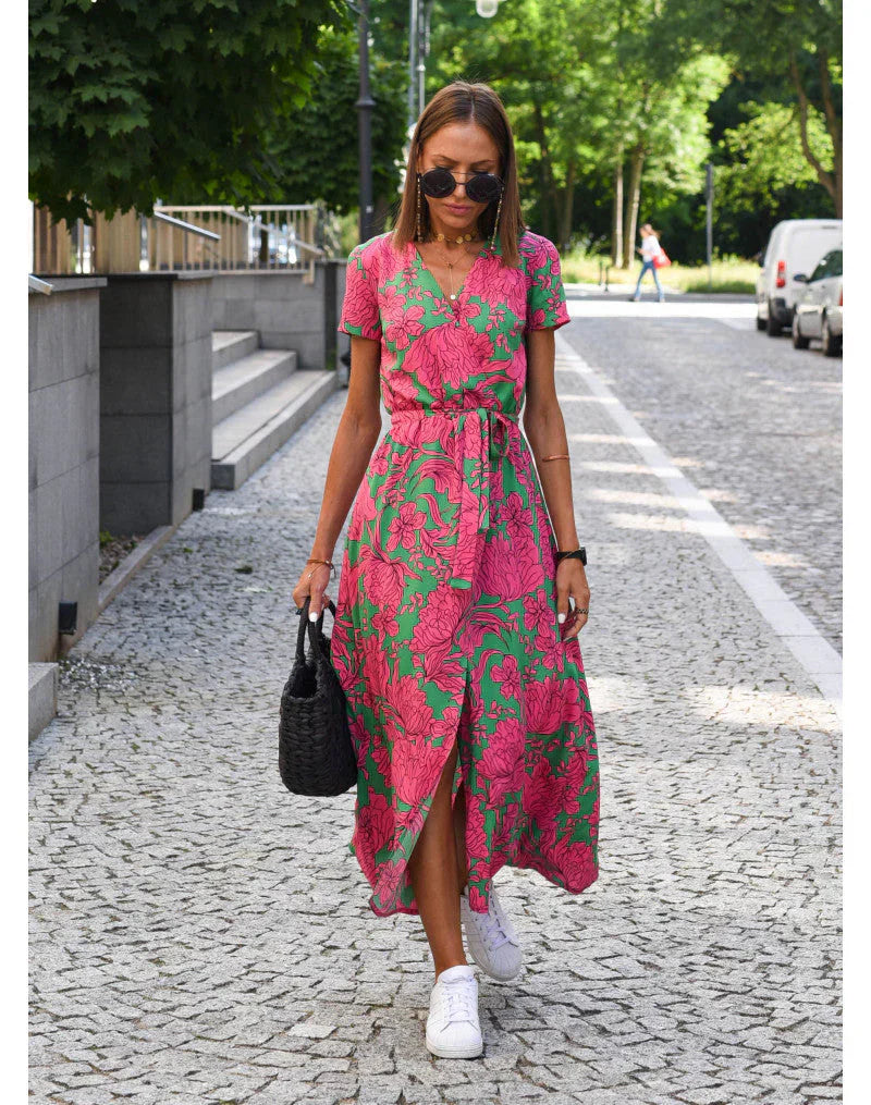 Robe élégante fluide Suzanne de Danoir Paris en rouge et bleu, portée avec un style sophistiqué.