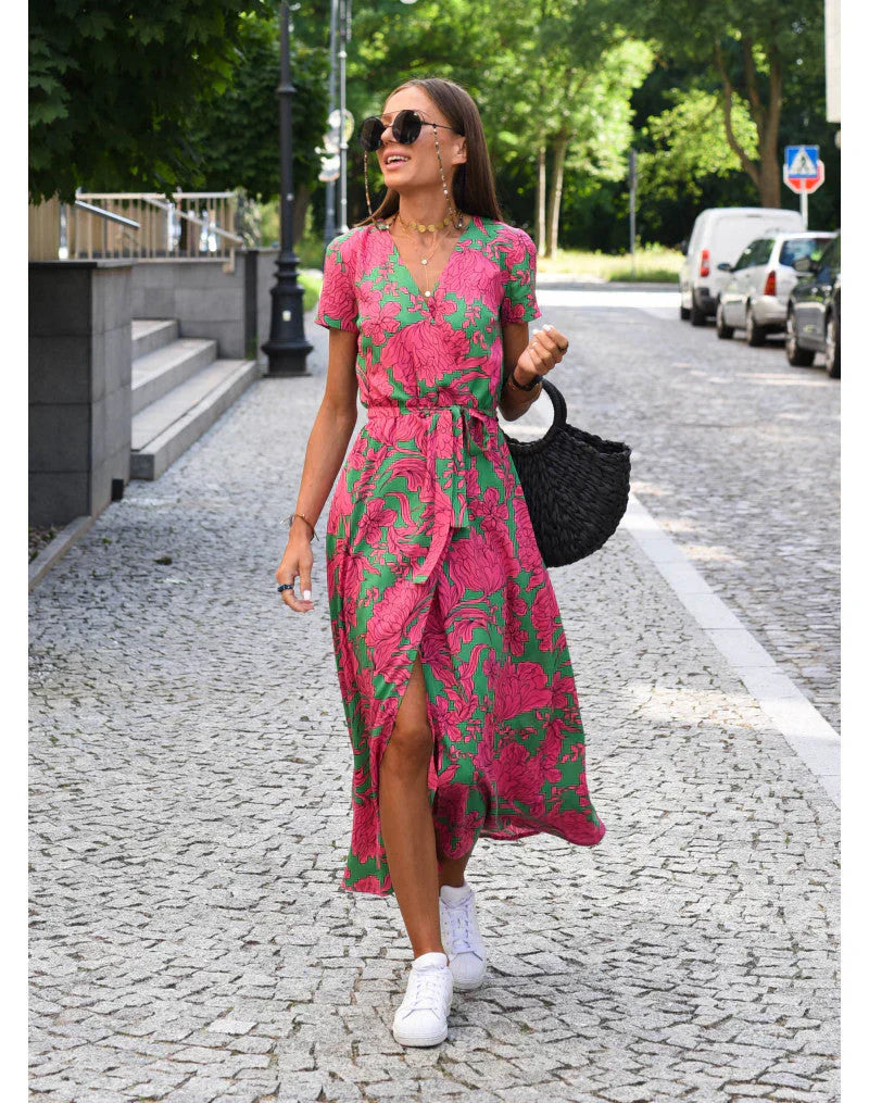 Robe élégante fluide Suzanne de Danoir Paris en tissu rouge et bleu, portée avec un style chic et sophistiqué.