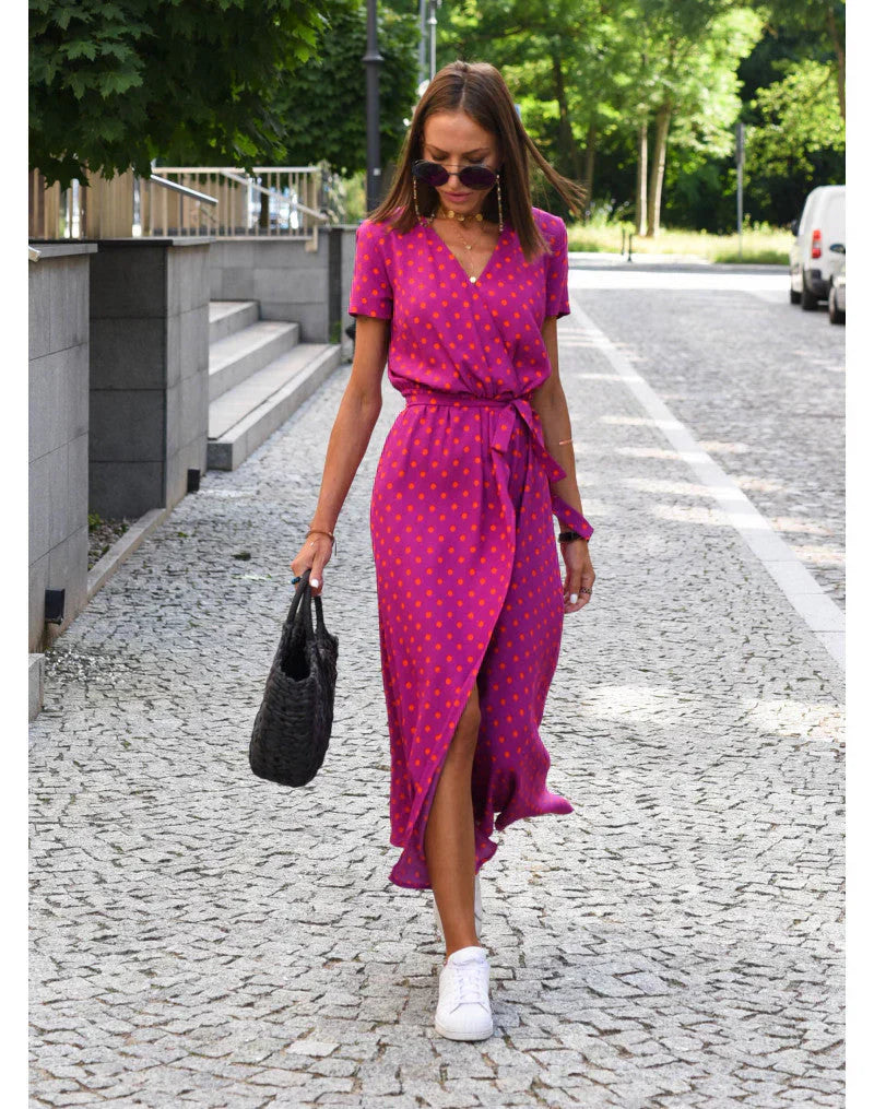 Robe élégante fluide Suzanne de Danoir Paris en tissu rouge et bleu, portée avec un style sophistiqué.