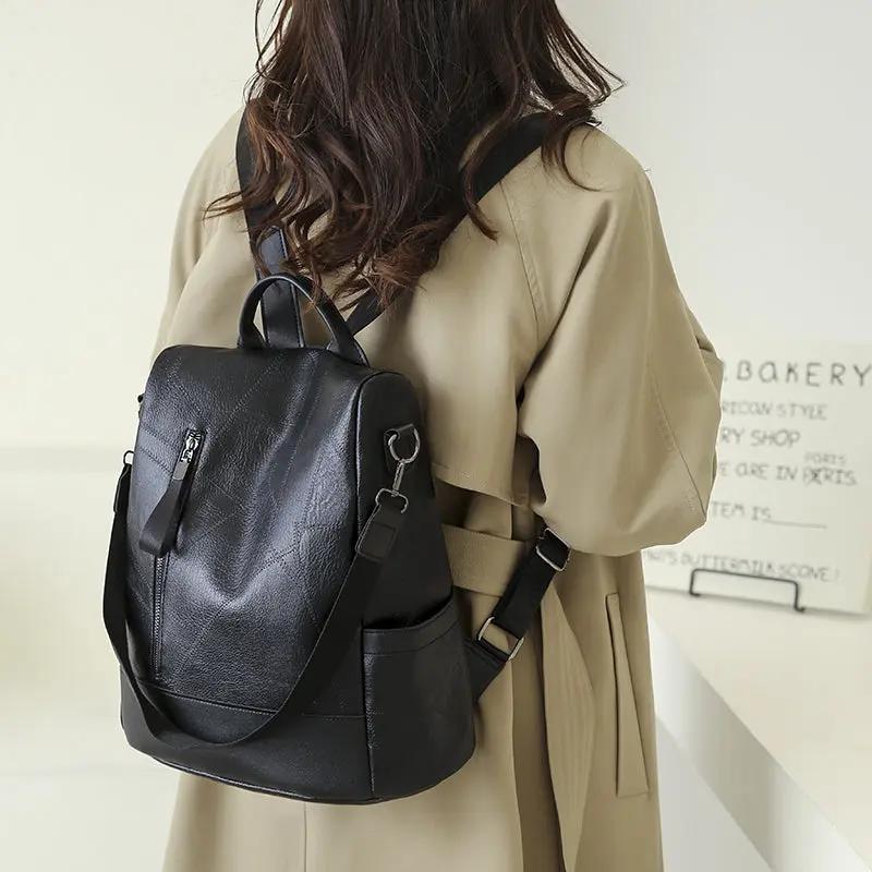 Sac à main Freya rouge de Danoir Paris, sac quotidien en cuir avec poches et poignée pour les aventures urbaines.