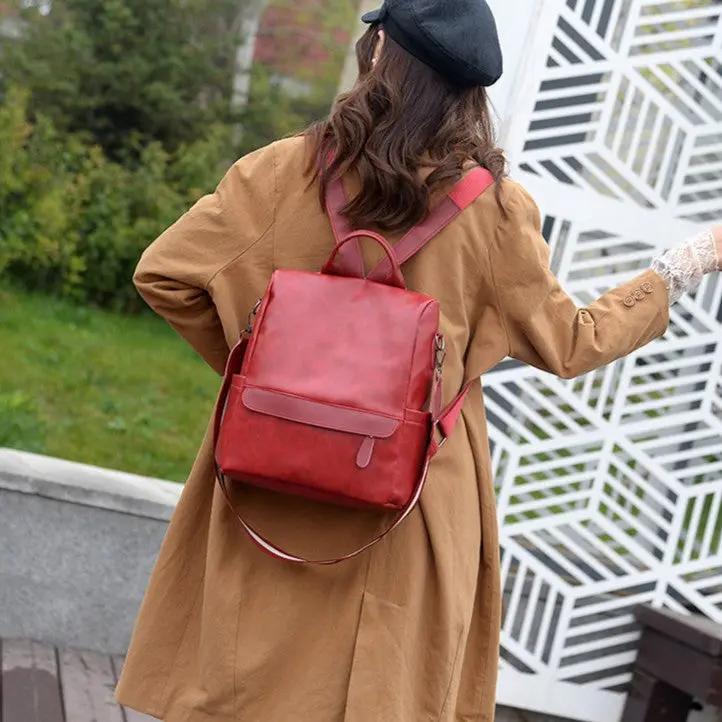 Sac à dos explorateur Lydia de Danoir Paris en rouge, avec plusieurs compartiments et design pratique pour un usage quotidien.