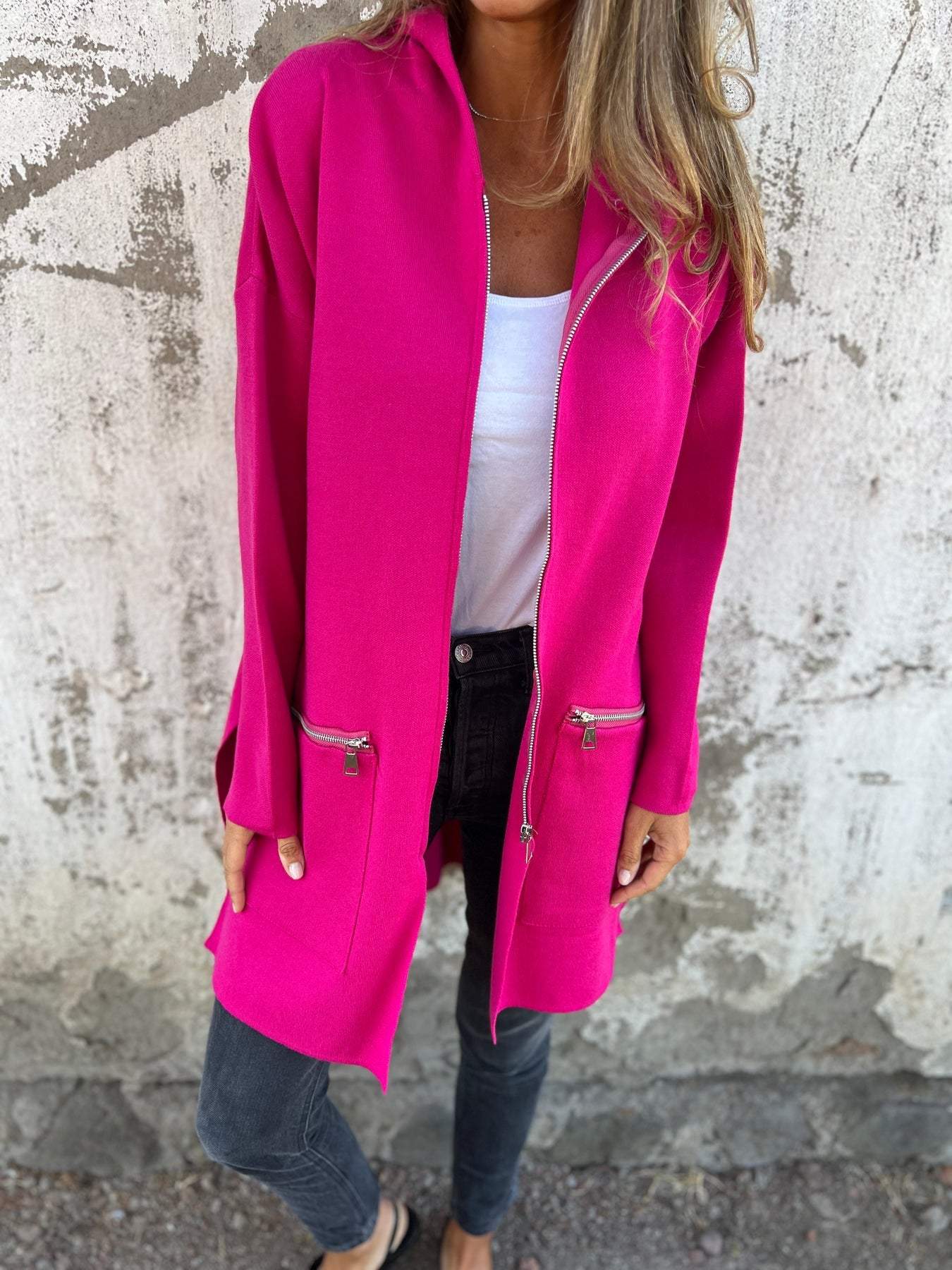 Gilet chic et confortable Julia de Danoir Paris en rouge et noir, porté, avec détails élégants et tissu doux.