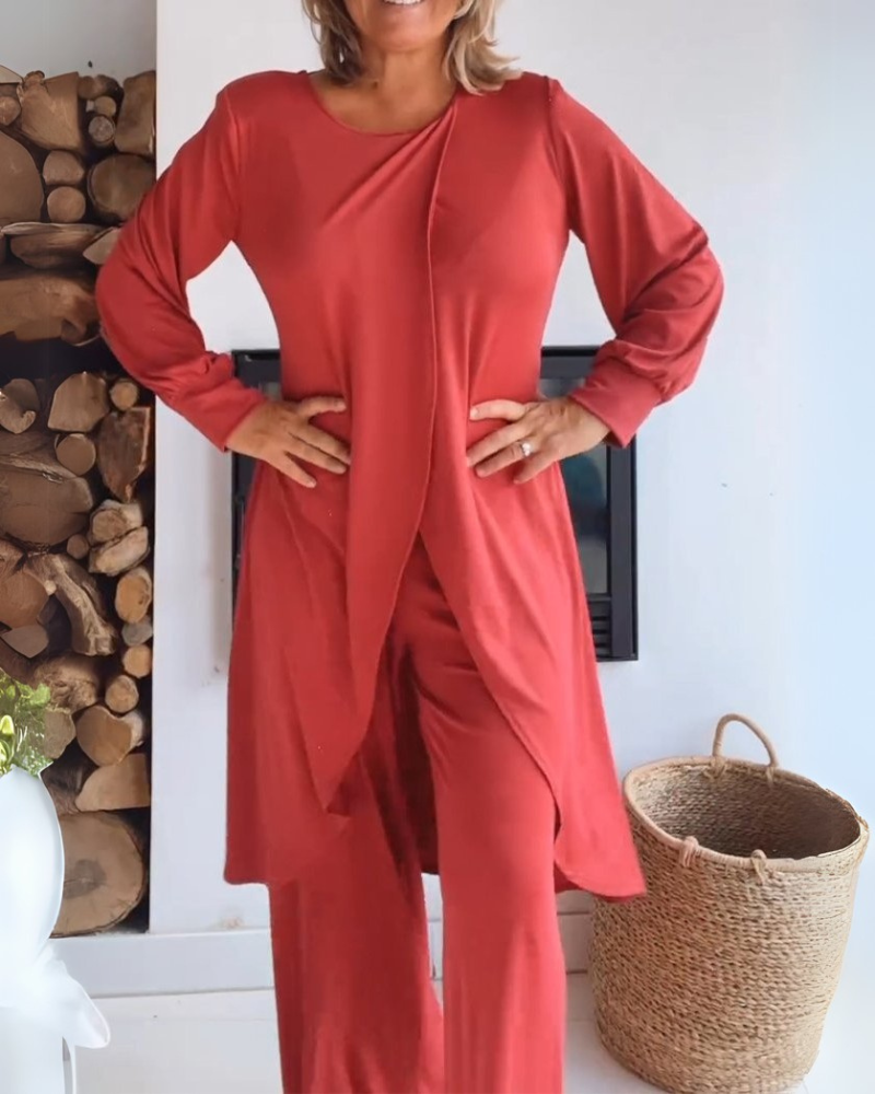 Ensemble élégant et douillet Adélaïde de Danoir Paris, rouge, avec détails sophistiqués, parfait pour un look chic.