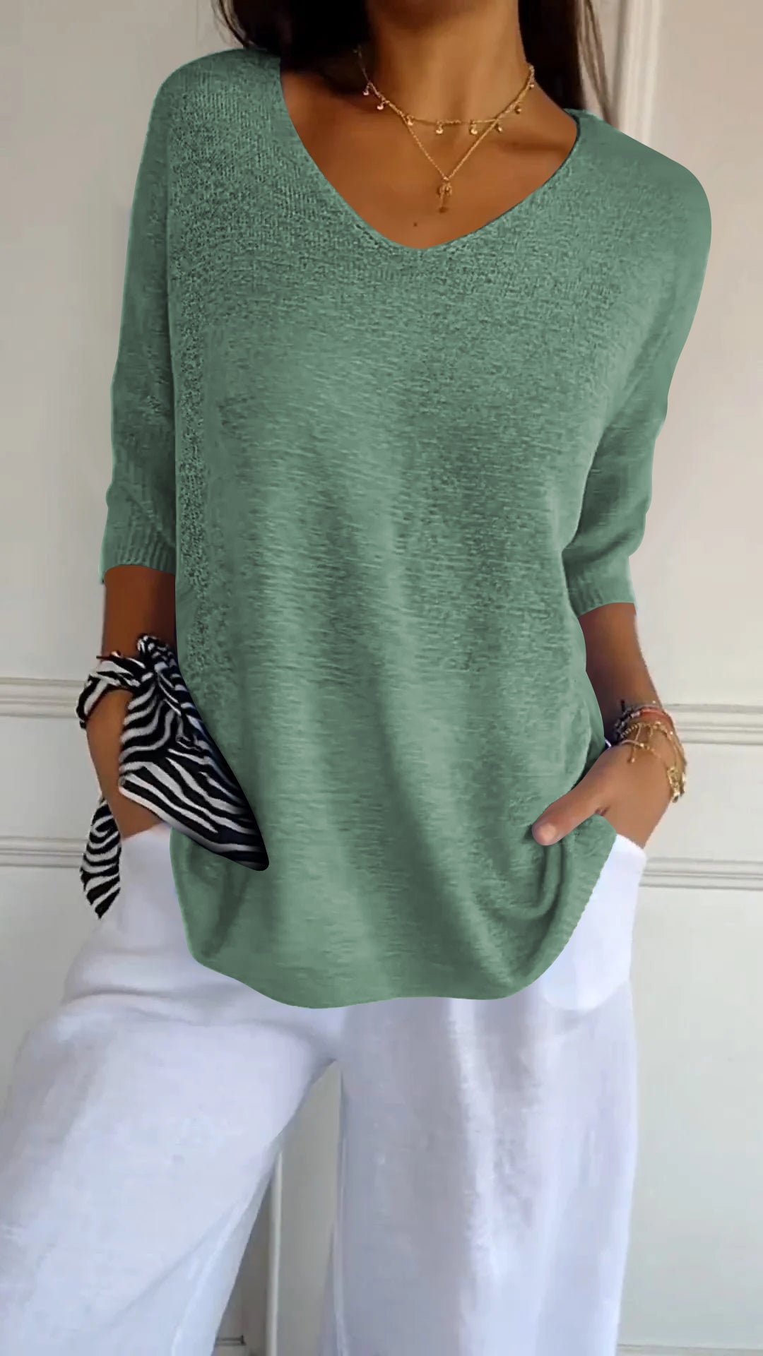 Haut chic en maille rouge Anna de Danoir Paris, détail en tricot élégant, porté sur mannequin.