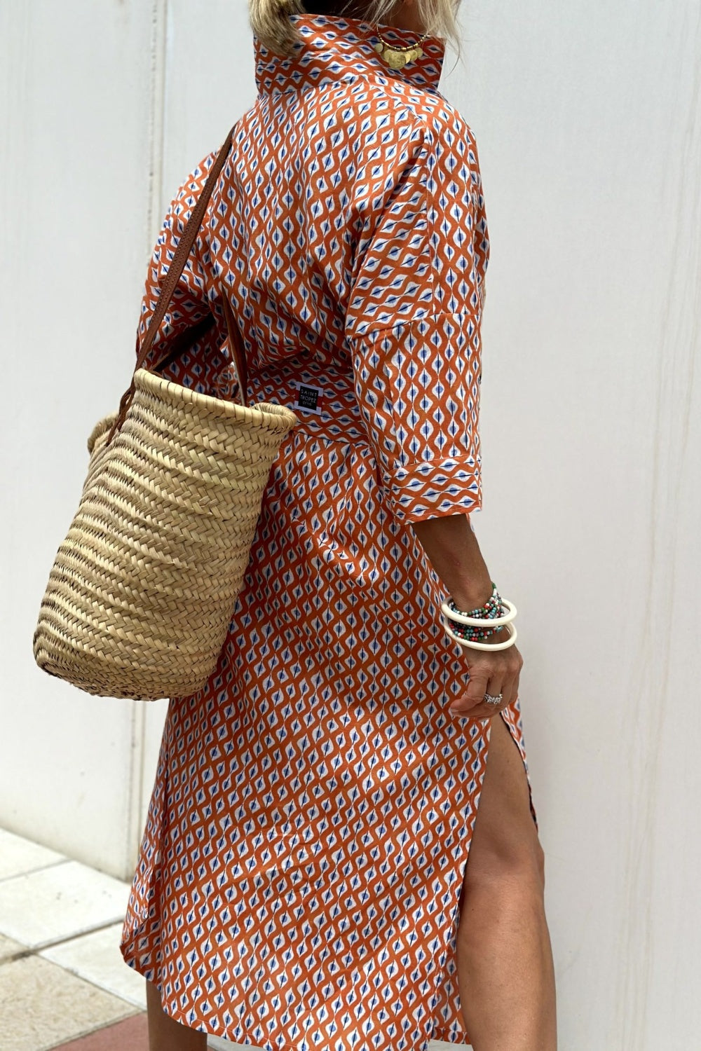 Robe chemise à carreaux rouge Anne de Danoir Paris, élégante et tendance, portée avec col et manches longues.