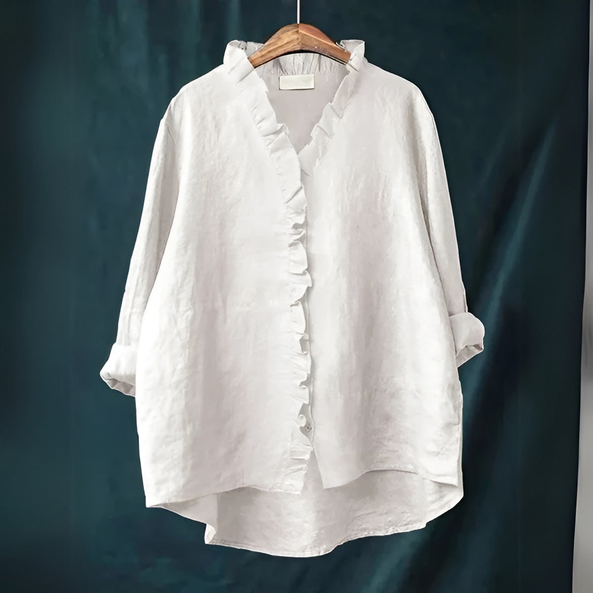 Blouse légère et élégante Blanka de Danoir Paris en tissu rouge, vue de face sur modèle.