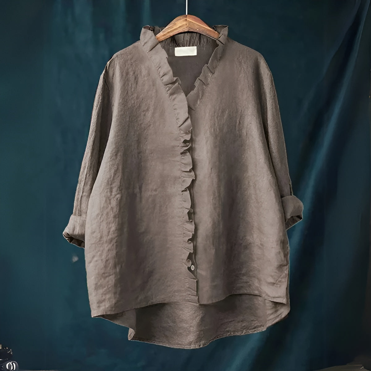 Blouse légère et élégante Blanka de Danoir Paris, en tissu fluide rouge, vue en gros plan sur le col et les manches.