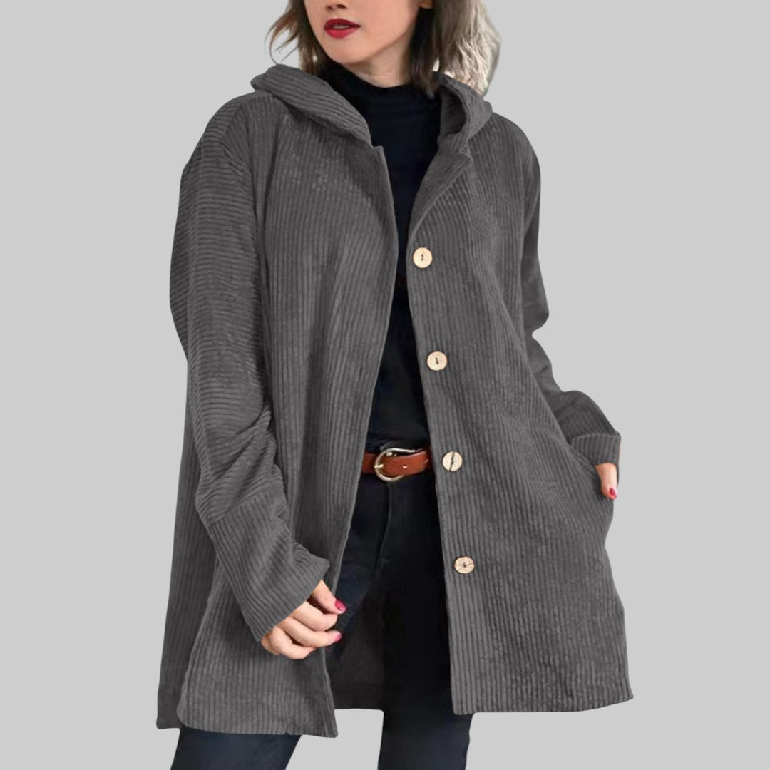 Veste matelassée Cordia™ rouge de Danoir Paris, coupe élégante et chaude, portée en extérieur.