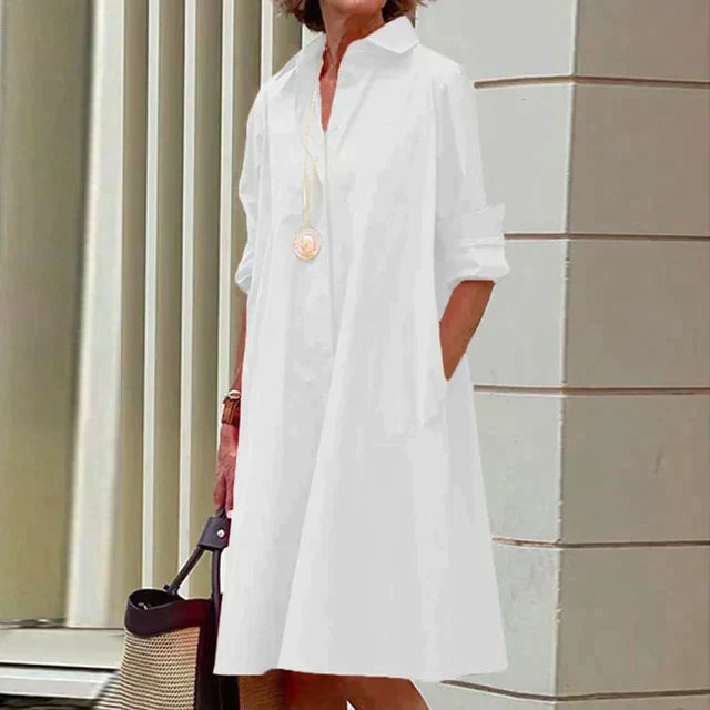 Robe sophistiquée rouge Elena de Danoir Paris, élégante et fluide, portée avec détails raffinés pour une allure chic et moderne.