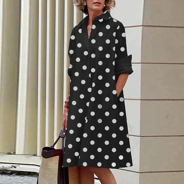 Robe sophistiquée et élégante Elena de Danoir Paris en tissu rouge, vue en gros plan sur le haut et la silhouette.