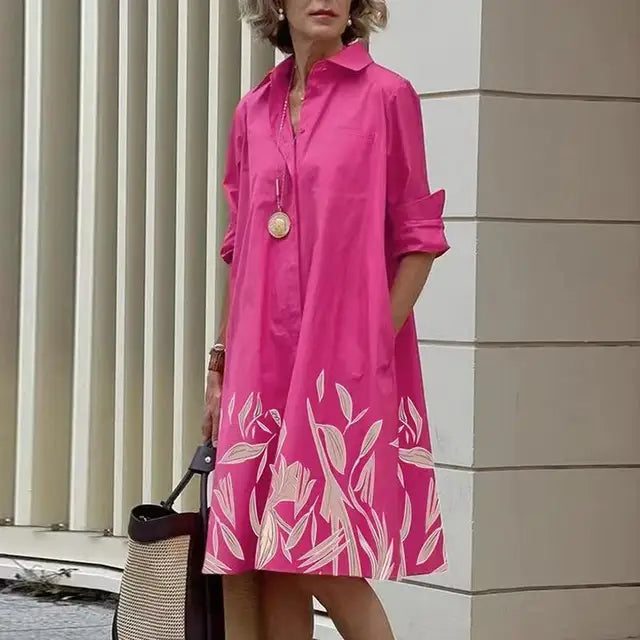 Robe sophistiquée et élégante Elena de Danoir Paris en tissu rouge, portée avec détails élégants et coupe fluide.