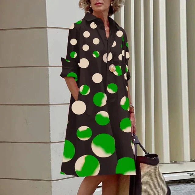 Robe sophistiquée et élégante Elena de Danoir Paris en tissu rouge, mise en valeur sur un mannequin.