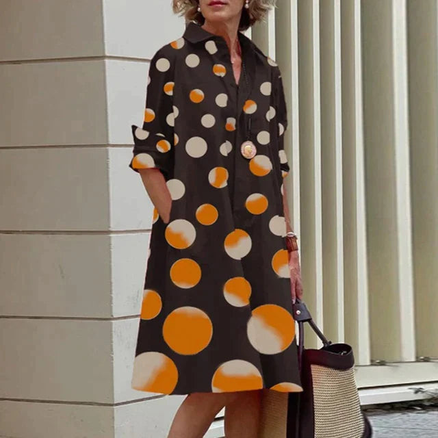 Robe sophistiquée rouge Danoir Paris Elena, élégante et fluide, portée par un mannequin dans une mise en scène élégante.