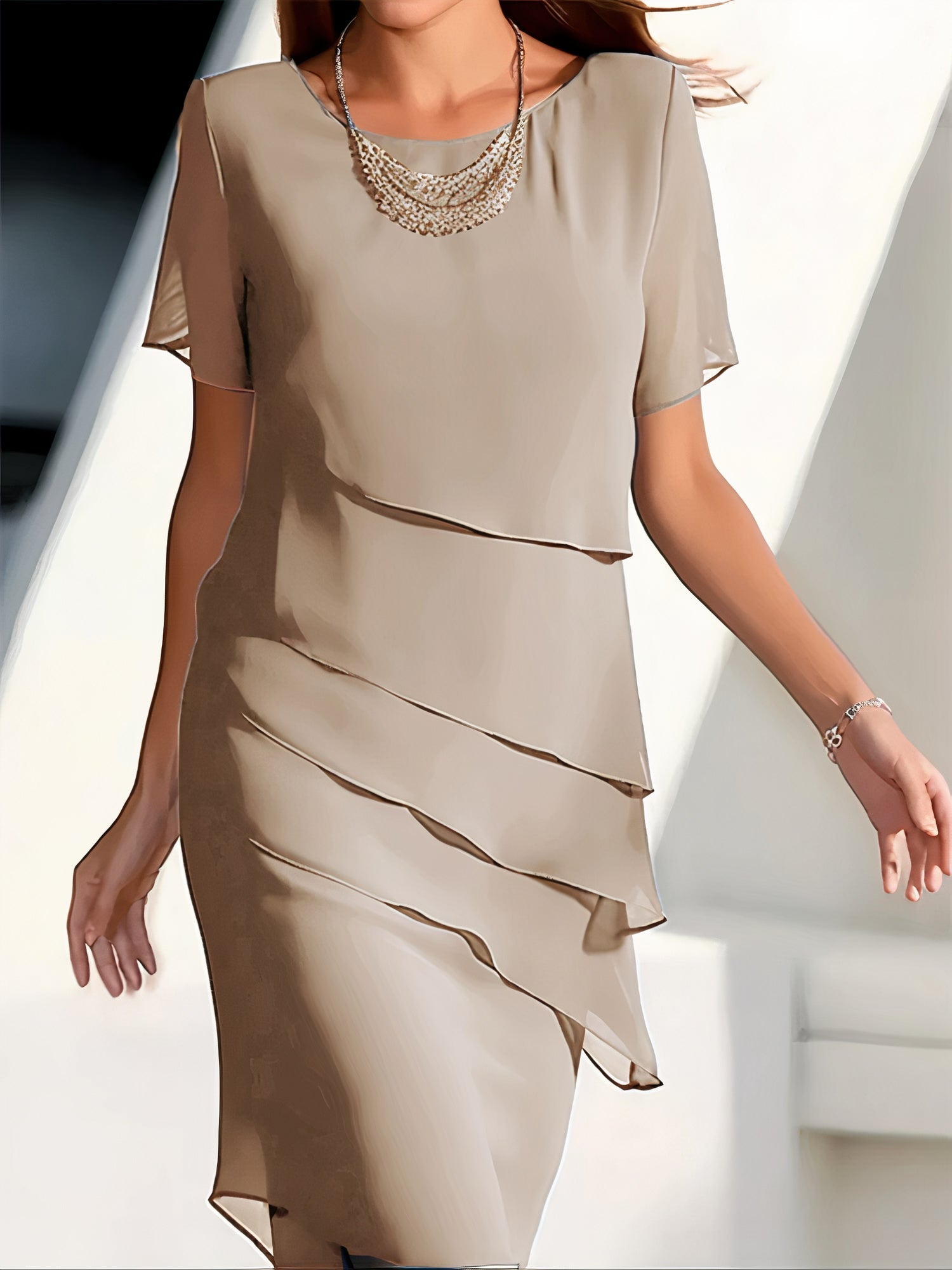 Robe plissée rouge Louise de Danoir Paris, élégante avec coupe fluide et détails sophistiqués.