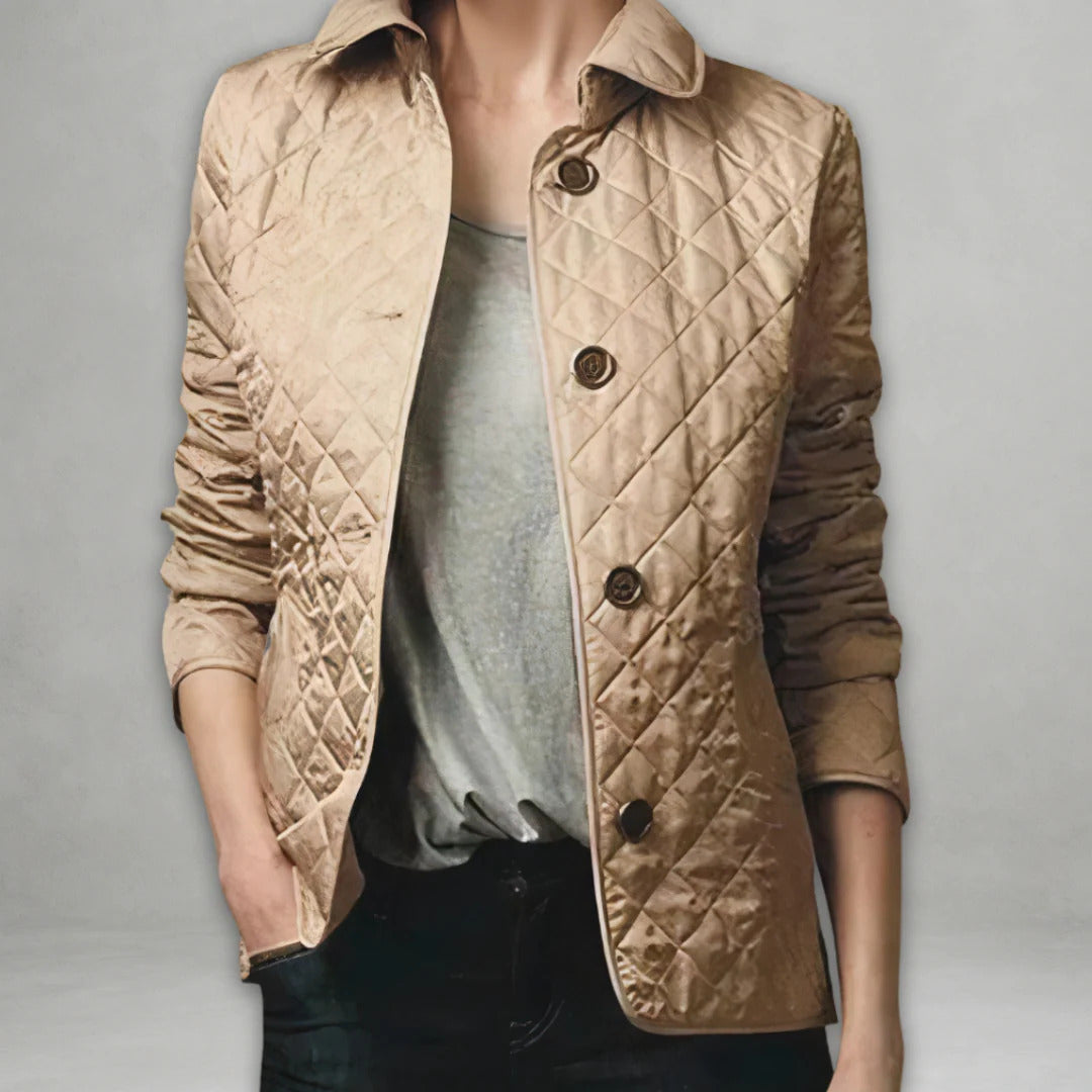 Veste légère polyvalente Danoir Paris Maja en rouge, coupe moderne et tissu léger, adaptée pour toutes les saisons.