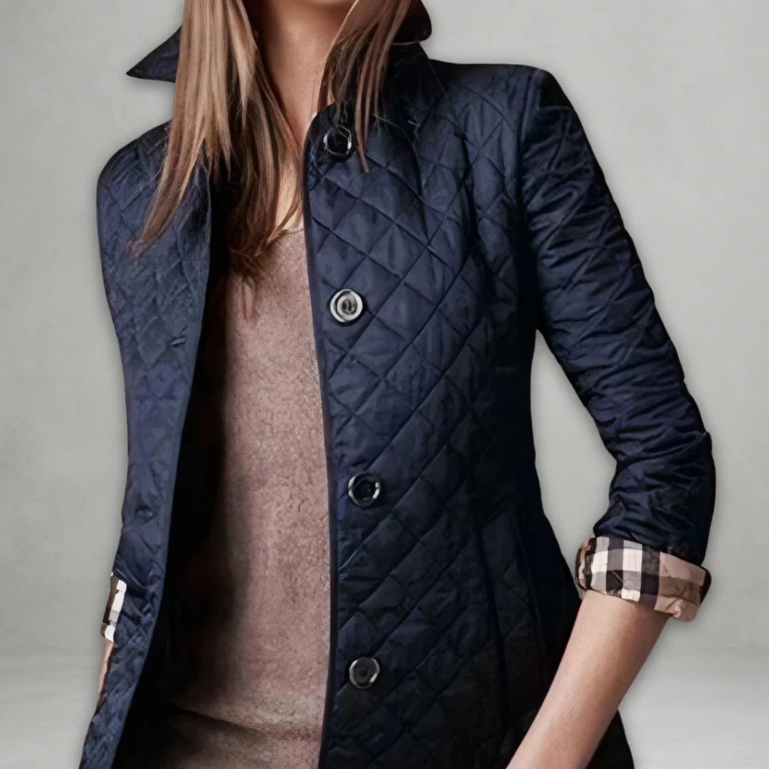 Veste légère polyvalente Danoir Paris Maja en rouge, coupe moderne et tissu léger, adaptée pour toutes les saisons.