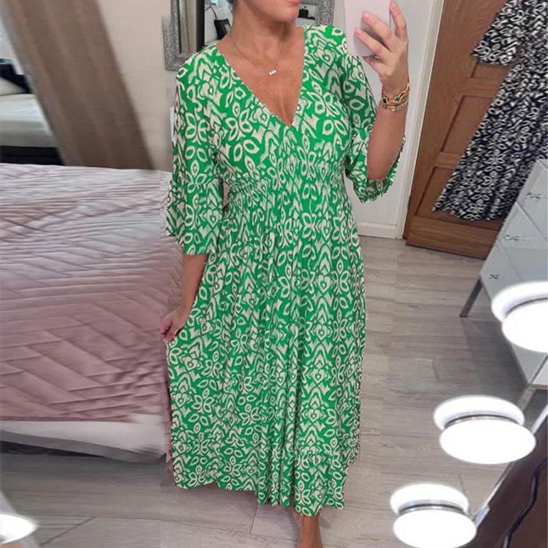 Robe évasée rouge Danoir Paris Mhara, élégante et fluide, portée sur un mannequin avec un fond neutre visible.