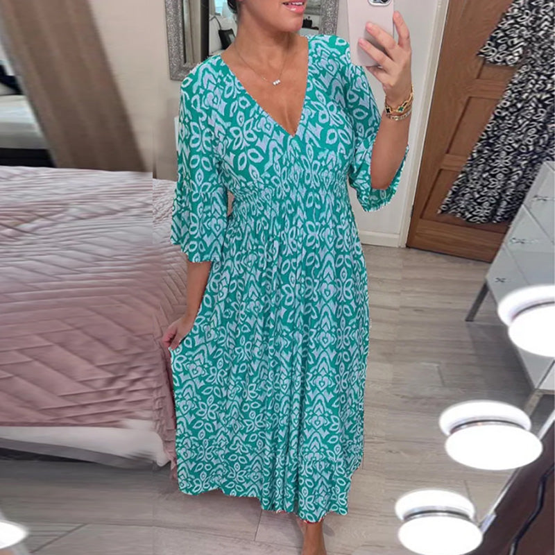Robe évasée rouge Danoir Paris Mhara, élégante et fluide, portée sur mannequin, détails de la coupe et du tissu visible.