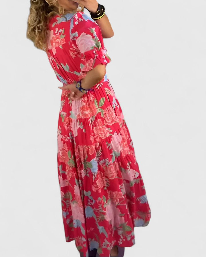Robe fleurie rouge Minelda de Danoir Paris avec col en V, tissu léger et motifs floraux élégants, parfaite pour l'été.